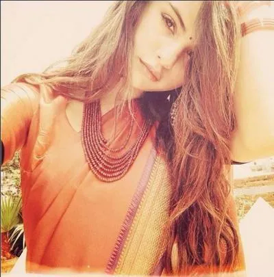 Sur cette photo, où est Selena ?