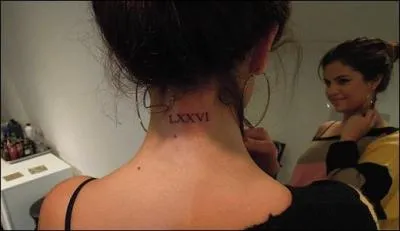 Sur cette image Selena s'est tatouée en chiffres romains , quel nombre s'est-elle tatoué ?
