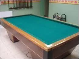 Avec combien de boules se joue le billard français ?