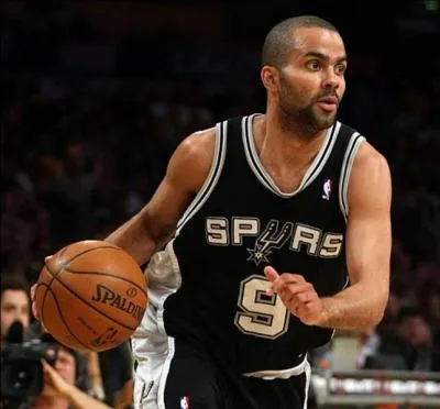 Cette année Tony Parker est élu dans la seconde équipe type ; combien de fois le français a-t-il été sélectionné dans une "All-NBA Team" au cours de sa carrière ?