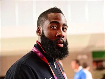 Dans quelle franchise jouait cette saison James Harden, membre de l'équipe type de l'année ?