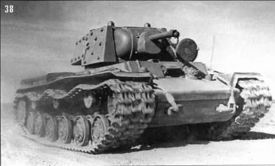 Quel était le système de suspension adopté et mis en avant par les Russes d'abord, puis progressivement adopté par les autres nations pour sa fiabilité et sa robustesse ?