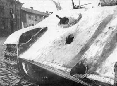 Quel char est généralement considéré comme le précurseur en matière de blindage incliné ?