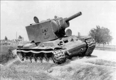 Quelle char soviétique, variante du KV-1, avait comme armement principal un obusier de 152 mm monté sur une énorme tourelle cylindrique ?