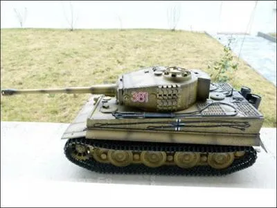 De quelle arme redoutable était équipé le premier modèle de Tigre mis en service ?