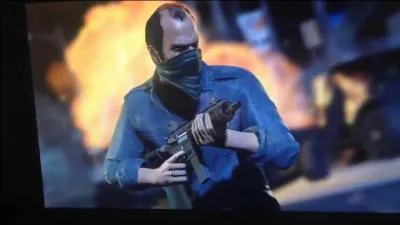 Qui commence dans l'introduction du jeu ?