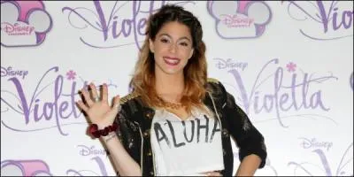 Le sourire qu'elle fait sur cette image est un sourire forcé.