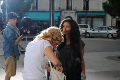 À quel bras Tal porte-elle le gros bracelet ?