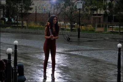 Combien de personnes tiennent-elles le flambeau pendant le refrain ?