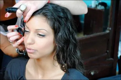 Que fait le garçon à la casquette ?