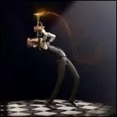 Dans quelle vidéo un coiffeur raciste joue-t-il de la musique jusqu'à se voir noir dans le miroir ?