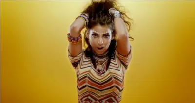 Elle a un faux tatouage sur...