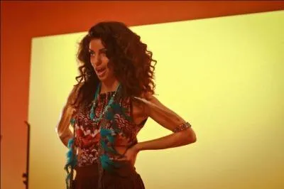 À 1 : 35 secondes que font Tal et ses danseuses ?