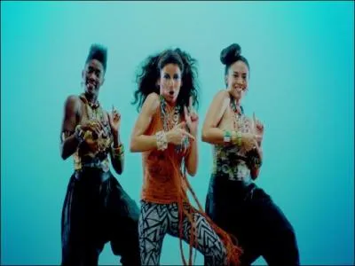 À 0 : 22 secondes, on la voit sur trois écrans, au milieu. Elle est vêtue d' ....... et sur les côtés .......