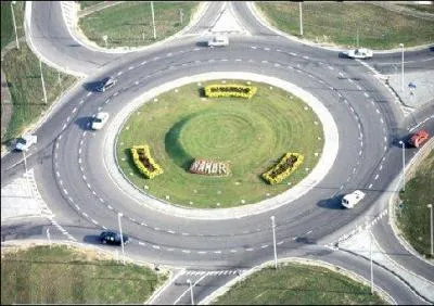 Enfin, comment traduit-on "rond-point" ?