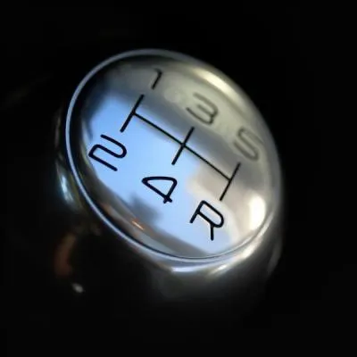 Quelle est la traduction anglaise de "boîte de vitesse" ?