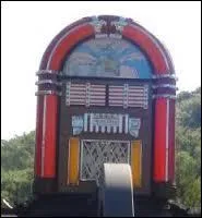 Dans l'attraction "Juke Box", on est assis dans des bateaux. Vrai ou faux ?