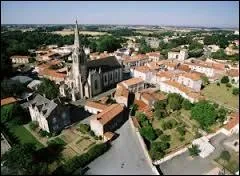 Voici la ville Vendéenne de Saint-Fulgent vue du ciel. Elle se trouve en région ...