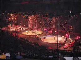 Quand est inventé le cirque à 3 pistes ? (Le même numéro est joué 3 fois simultanément, pour permettre à un grand public de bien voir le numéro, où qu'il soit placé sous le chapiteau.)