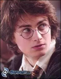 Dans quelle salle de Poudlard les champions se rendent-ils lorsque leurs noms sont sortis de la coupe de Feu ?