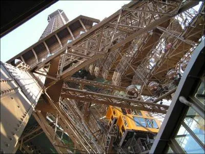 Sous quel monument se trouve le photographe ?