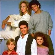 C'est une série télévisée américaine qui a vu le jour le 24 septembre 1985 sur ABC aux Etats-Unis. Chaque épisode dure 24 minutes. Quel est le nom de cette série qui s'est achevée le 25 avril 1992 ?