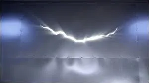 La fissure de son mur la suit partout. (la = Amy Pond)