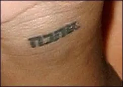 À quelle actrice de Glee appartient ce tatouage hébreux signifiant ''l'amour'' sur le poignet ?