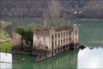 L'énigme apparaît enfin : " Donjon au levant, Dadou au couchant, 7 500 pieds romains tu feras, mais par deux fois tu marcheras sur le Dadou" . Quelle direction dois-je prendre ?