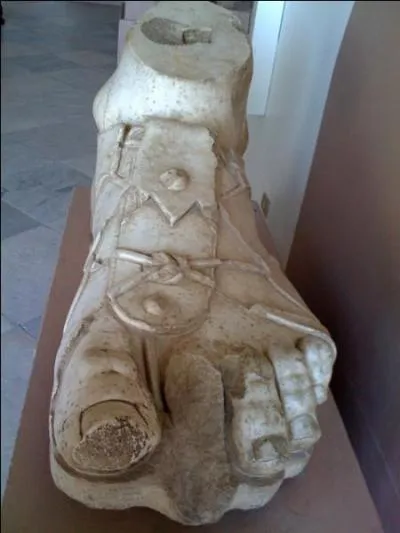 Combien mesure environ un pied romain ?