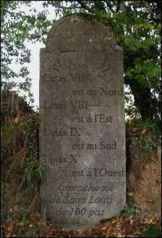 En cette fin de matinée, je termine mon dernier pas. Et, à ma grande surprise, me voilà juste devant une ancienne pierre. Sur cette pierre est gravée une énigme. Quelle direction dois-je prendre ?