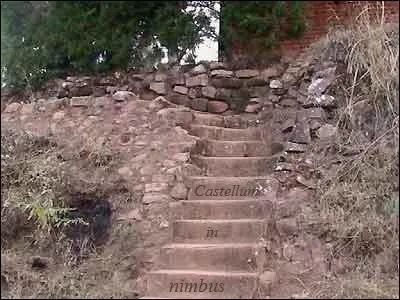 Je suis en train de parcourir mes derniers pas et devant moi, un vieil escalier semble avoir traversé le temps. Avant de monter les marches, je réfléchis quelques secondes à la prochaine étape. Que dois-je chercher ?