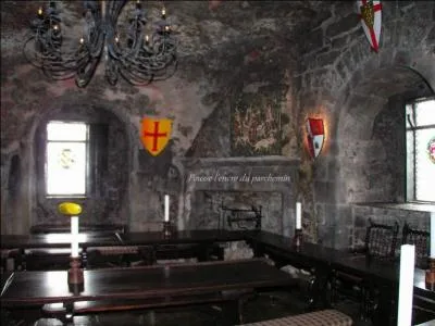 Je pénètre dans une belle et ancienne salle. Sur la cheminée est gravée une phrase : 'Pousse l'encre du parchemin". J'ai l'impression que c'est l'ouverture d'une porte ... Où dois-je poser ma main ?