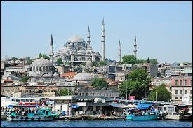 Sous quel nom Istanbul a-t-elle été fondée par les Grecs ?