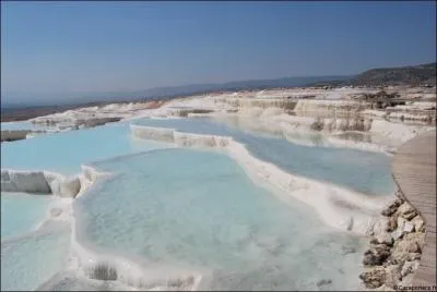 Comment les célèbres terrasses blanches de Pamukkale, extraordinaires sculptures naturelles, se sont-elles formées ?