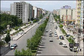 Les habitants de cette petite ville turque sont révoltés par l'idée qu'un fameux personnage de films portant le nom de leur cité puisse avoir du succès ! Quel est ce héros si connu du grand public ?