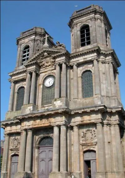 Quelle est la couleur des portes d'entrée de la cathédrale ?