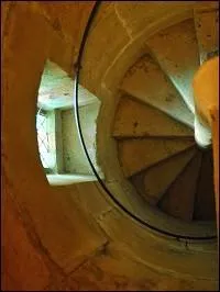 Combien de marches compte l'escalier qui permet d'accéder à la tour sud de la cathédrale ?