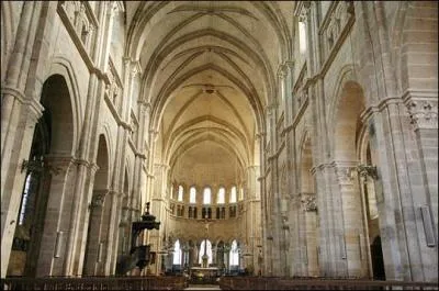 Quelle est la longueur intérieure de la cathédrale ?