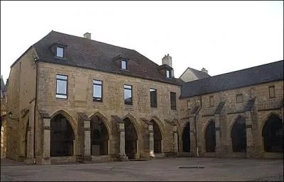 Que renferme aujourd'hui le cloître ?