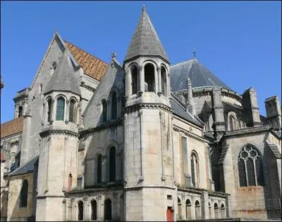 De combien de niveaux se compose la cathédrale ?