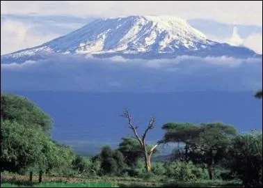 Lors duquel de ces trajets aériens peut-on apercevoir le fabuleux mont Kilimandjaro, plus haut sommet d'Afrique avec son altitude frôlant les 6000 mètres ?