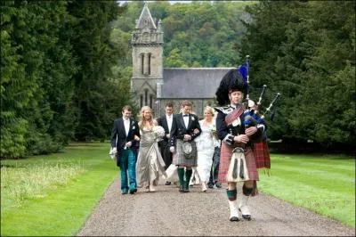 Quelle première raison principale Jamie donne-t-il à Claire pour qu'elle accepte de l'épouser ? P. 299. On aura la vraie réponse, la raison secrète au tome 2.