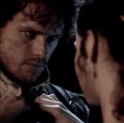 Lors de leur nuit de noces, que font Jamie et Claire les trois premières heures de la nuit, pour se sentir plus à l'aise ?