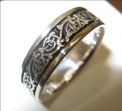 À la fin du tome 1, de retour au château de Leoch, Claire fait une crise de jalousie injustifiée à Jamie. Comment réagit Jamie ? P.440