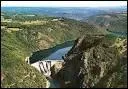 Le barrage de l'Aigle construit entre 1935 et 1945, est alimenté par plusieurs cours d'eau dont la Dordogne. Où est-il situé ?