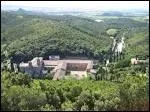 En Languedoc-Roussillon l'abbaye de Fontfroide, l'une des plus grandes cisterciennes de France, doit son nom à l'eau glacée remontée de son puits. Dans quel département se trouve-t-elle ?
