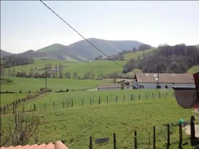 Quel département ne touche pas à celui des Pyrénées-Atlantiques?