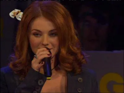 Quel est le nom complet de la rousse ?