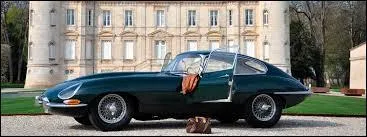 Cette Jaguar apparaît dans le film "Le petit baigneur", avec Louis de Funès. Il s'agit d'une ...